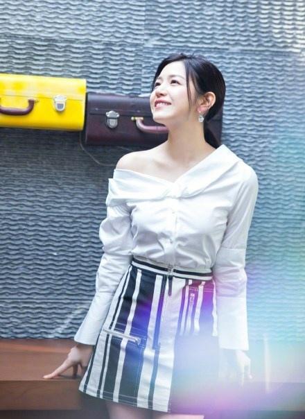 陳妍希亭亭玉腿小露香肩甜美淺笑寫真圖片