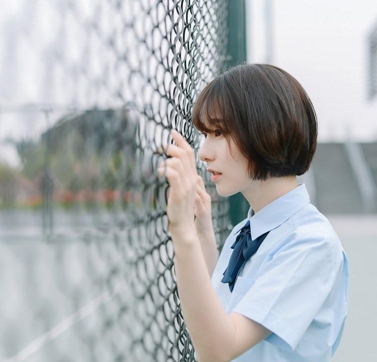 短發少女清純甜美戶外球場寫真圖片
