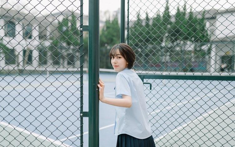 短發少女清純甜美戶外球場寫真圖片
