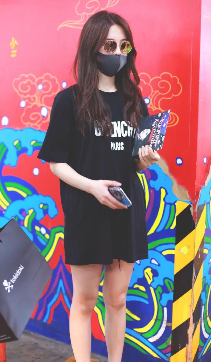 火箭少女101楊超越美腿街拍圖片