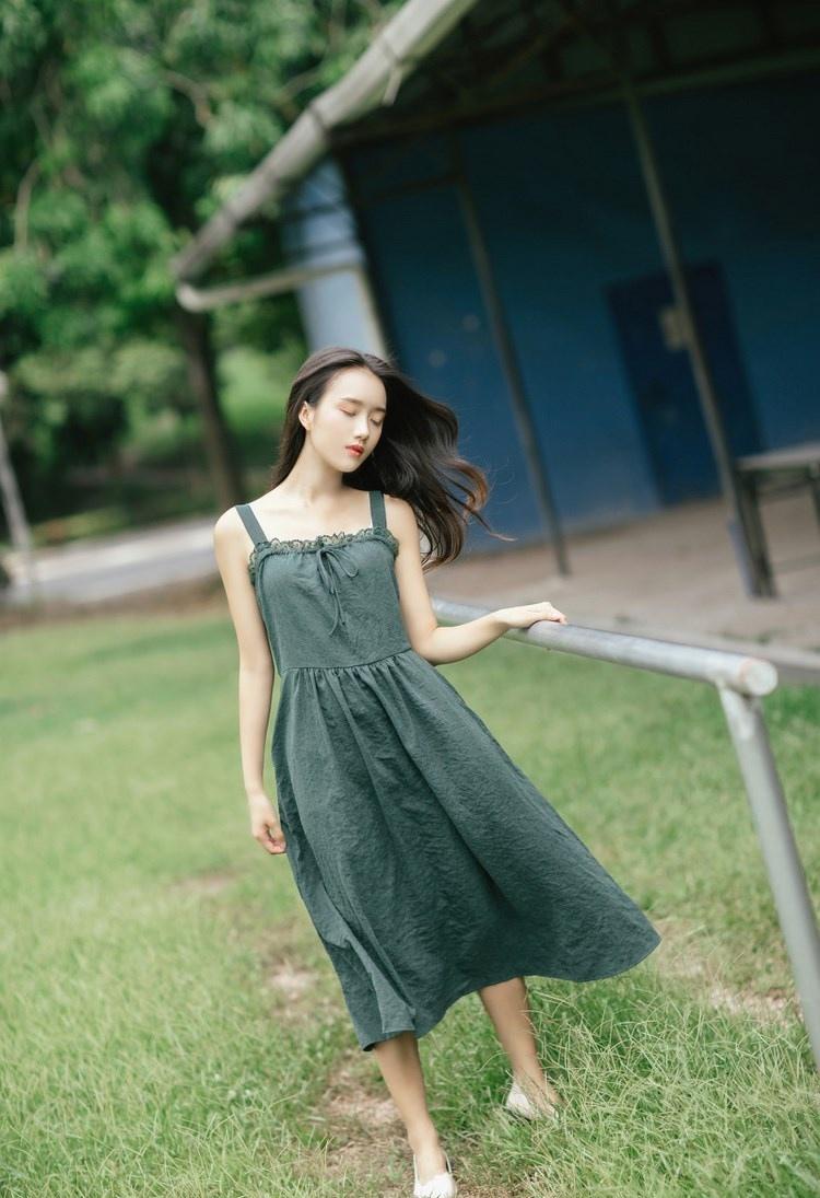 文藝范少女長發飄飄吊帶長裙叢林唯美寫真圖片