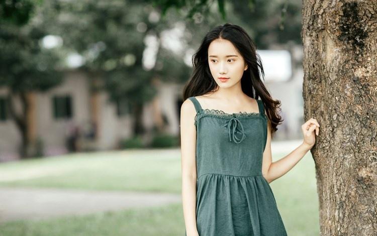 文藝范少女長發飄飄吊帶長裙叢林唯美寫真圖片