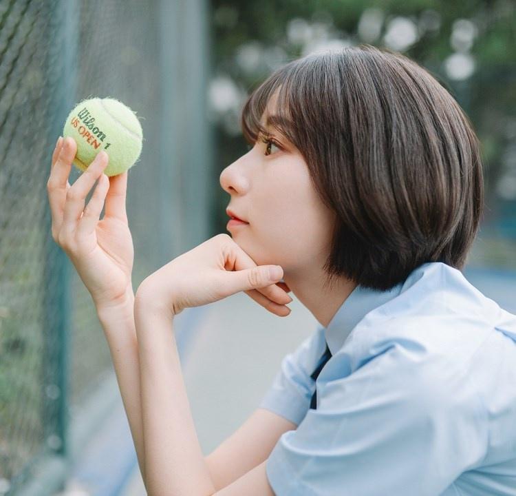 短發少女清純甜美戶外球場寫真圖片