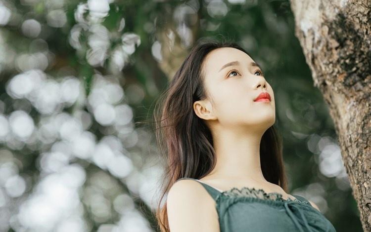 文藝范少女長發飄飄吊帶長裙叢林唯美寫真圖片