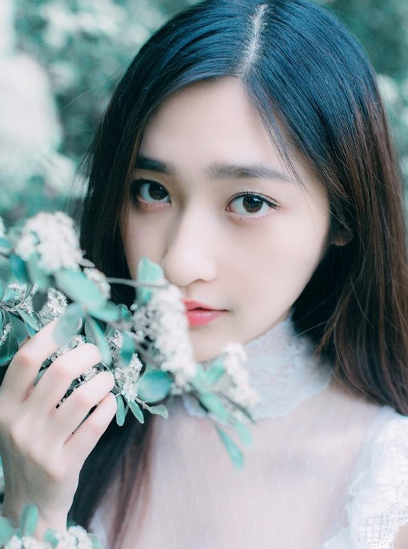 清純美少女戶外清新時尚寫真眼神迷人