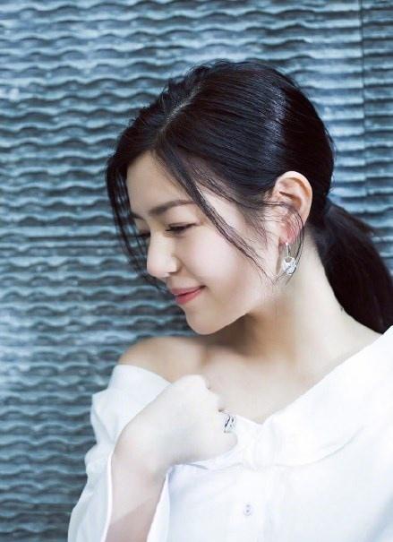 陳妍希亭亭玉腿小露香肩甜美淺笑寫真圖片