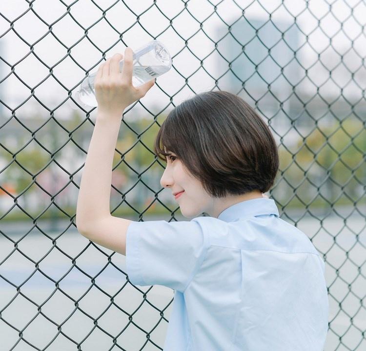 短發少女清純甜美戶外球場寫真圖片