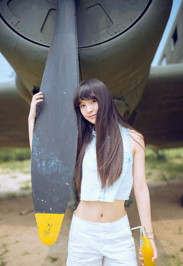 長發(fā)清純美女小秀蠻腰寫真