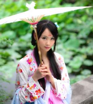 小家碧玉的古裝性感美女佇立雨中