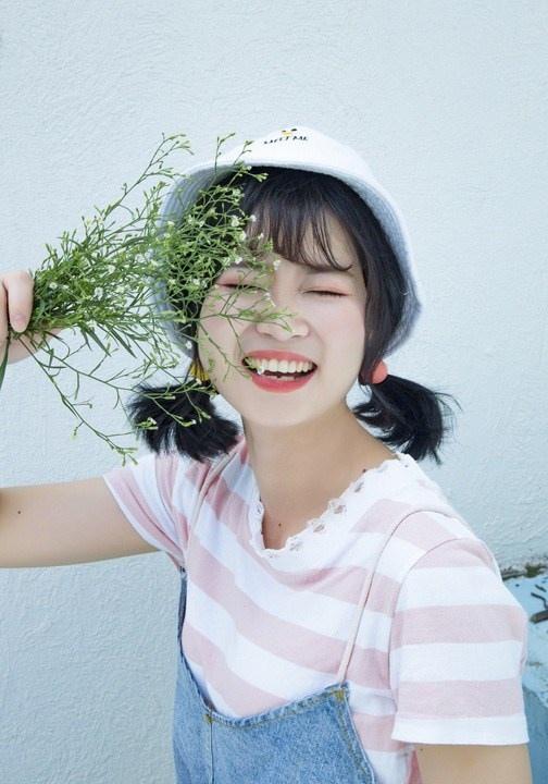 短發圓臉甜美笑容可愛萌妹活力寫真圖片