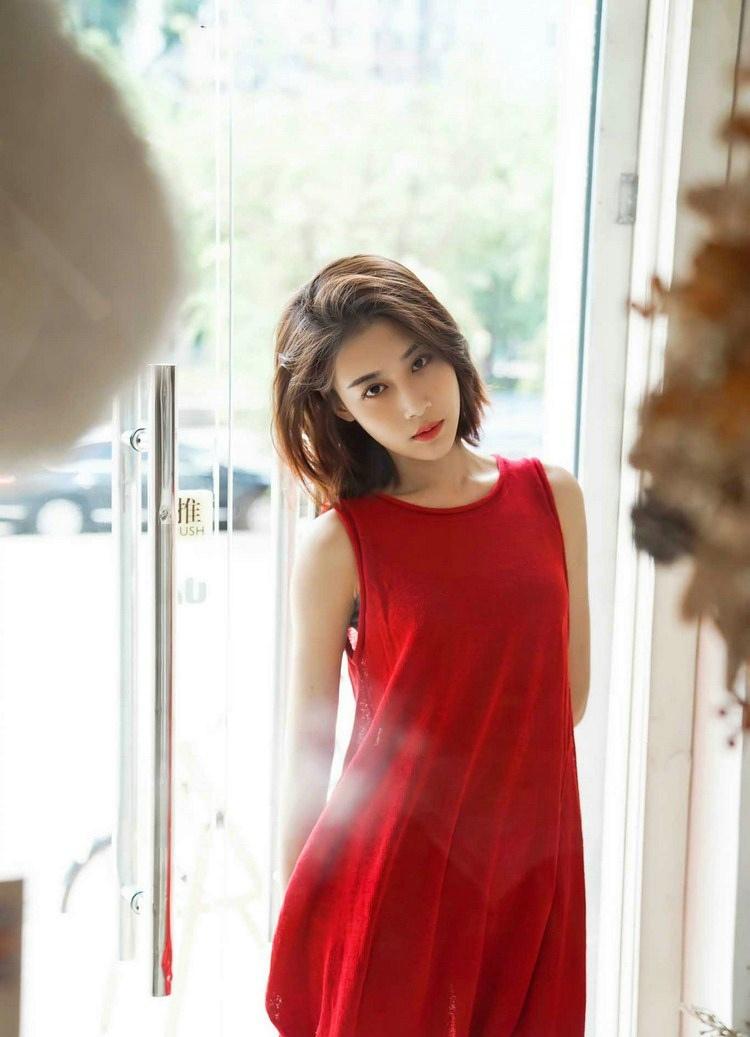 半丸子頭美女室內(nèi)意境甜美迷人時尚寫真
