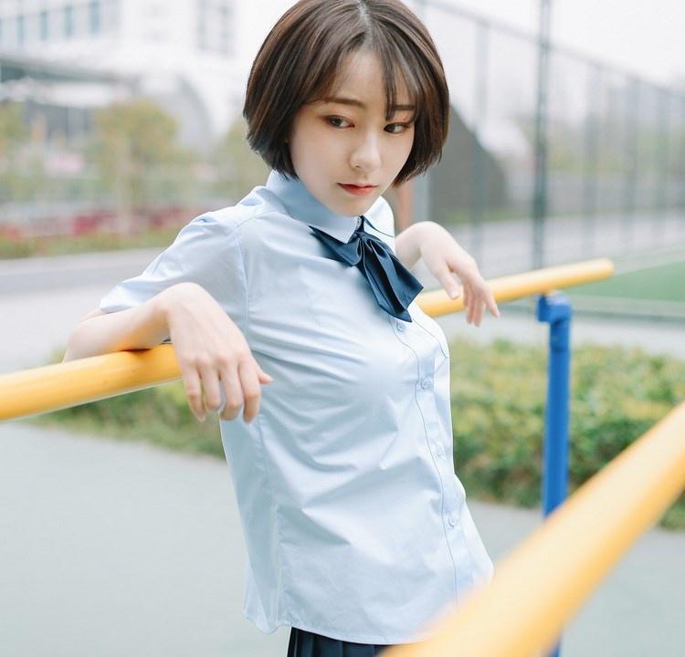 短發少女清純甜美戶外球場寫真圖片