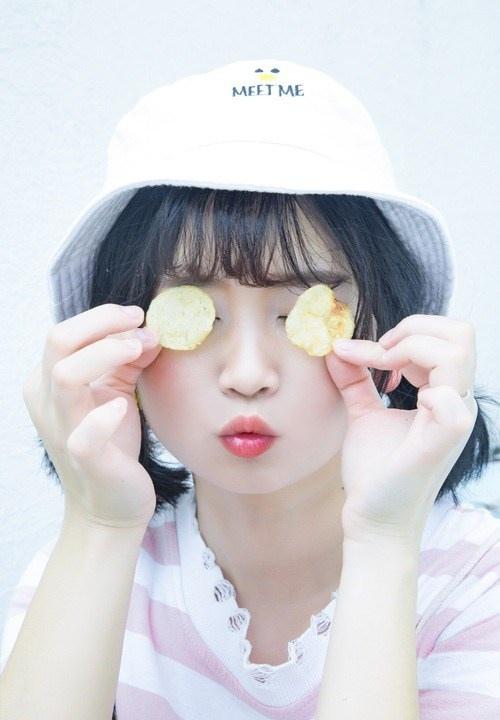 短發圓臉甜美笑容可愛萌妹活力寫真圖片