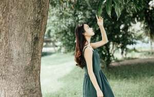 文藝范少女長發飄飄吊帶長裙叢林唯美寫真圖片