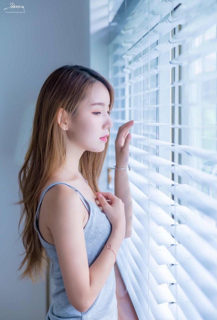 紗窗邊面若桃花清純粉嫩美女圖片