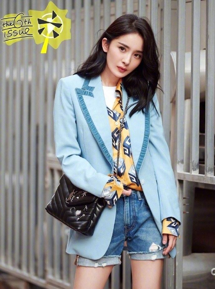 楊冪淺藍色西裝配牛仔短褲初秋時尚街拍圖片