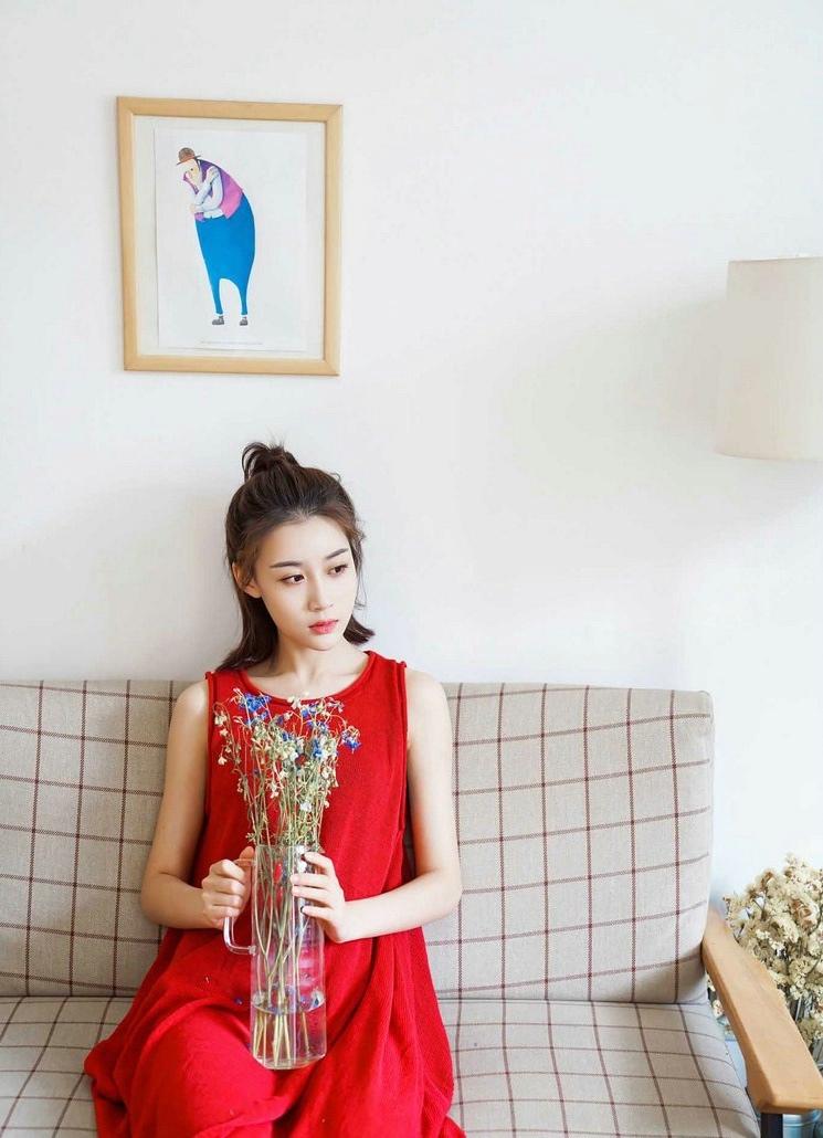 半丸子頭美女室內(nèi)意境甜美迷人時尚寫真