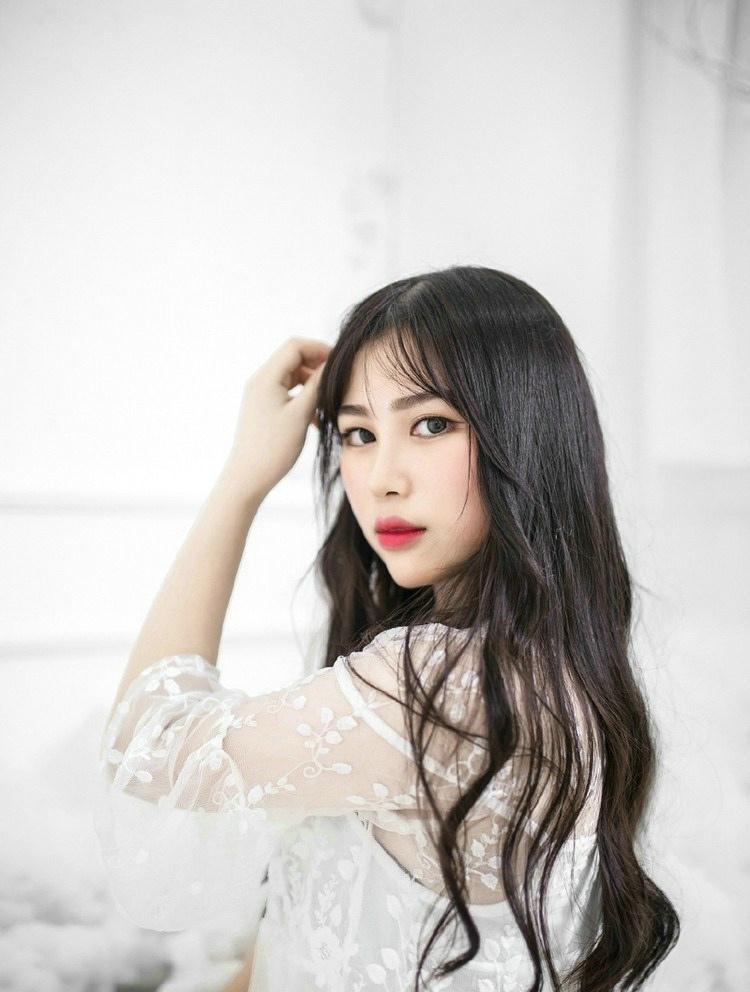 潔凈白色長裙美女紅唇嬌艷欲滴時尚寫真