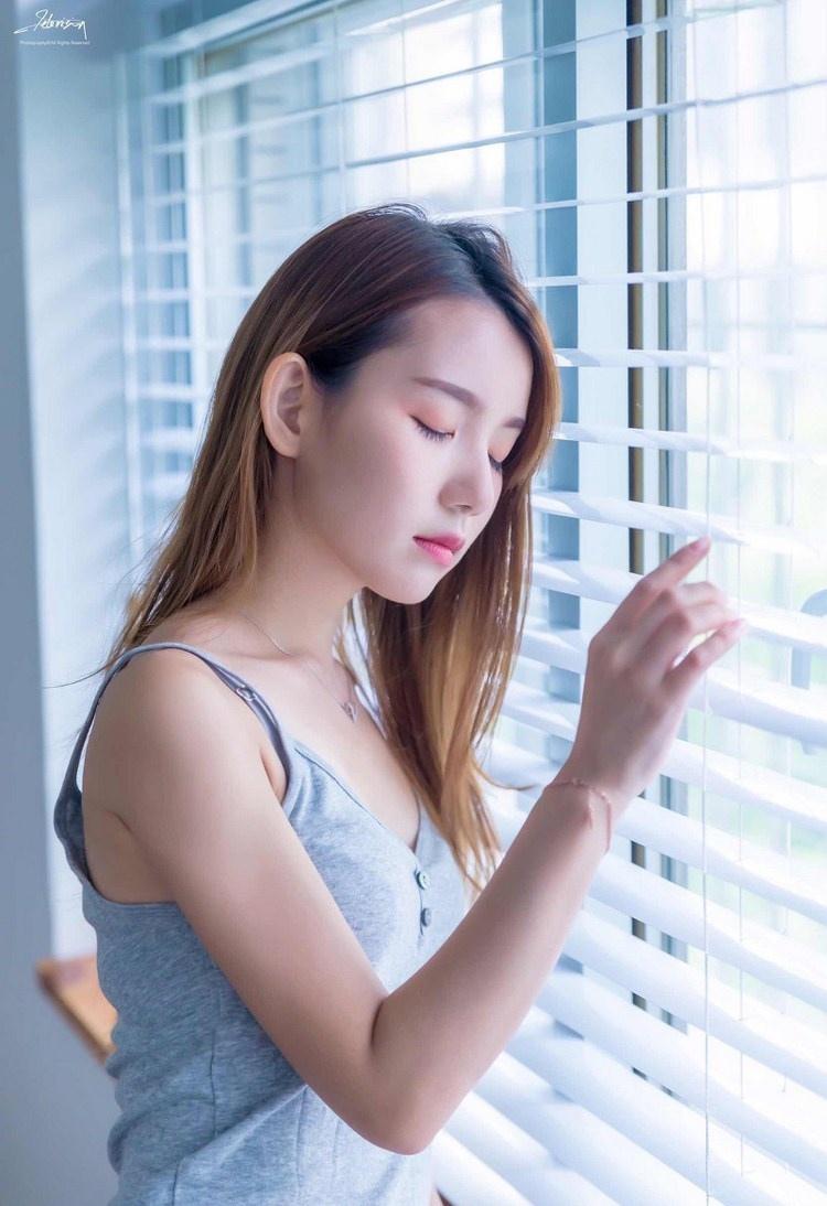 紗窗邊面若桃花清純粉嫩美女圖片