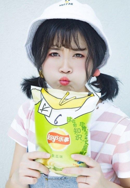 短發圓臉甜美笑容可愛萌妹活力寫真圖片