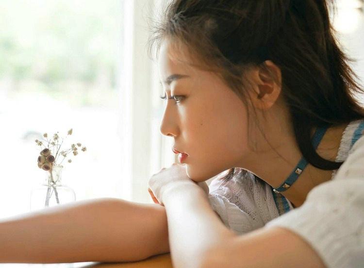 半丸子頭美女室內(nèi)意境甜美迷人時尚寫真