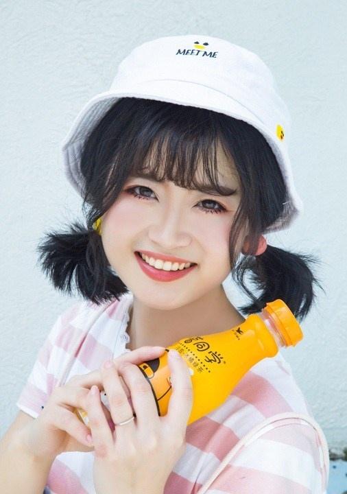 短發圓臉甜美笑容可愛萌妹活力寫真圖片