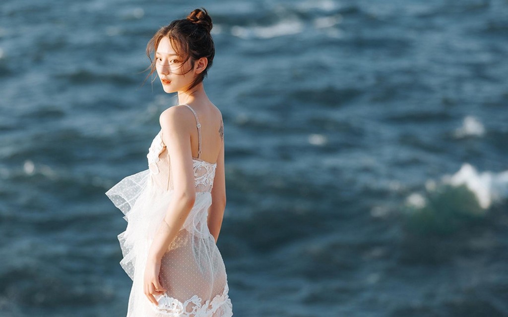 海邊薄紗吊帶美女清純嫵媚唯美寫真