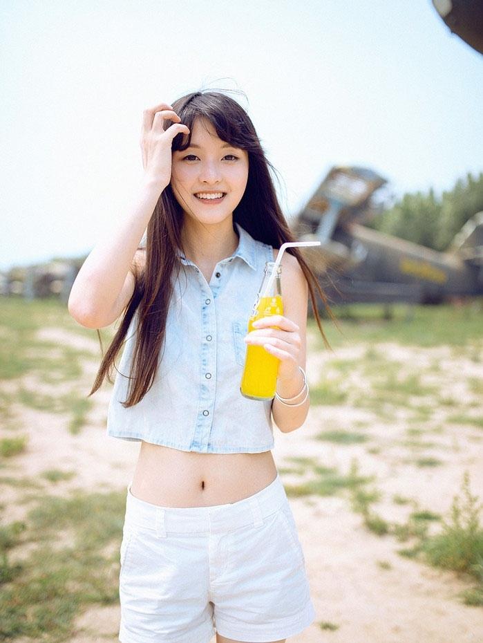長發(fā)清純美女小秀蠻腰寫真