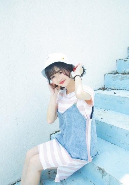 短發圓臉甜美笑容可愛萌妹活力寫真圖片