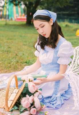 00后女仆裝清純羞澀少女戶外寫真