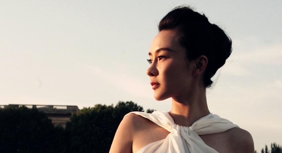 美女霍思燕塞納河邊拍純美寫真 白裙婀娜笑容動(dòng)人