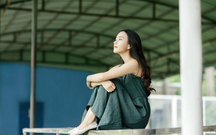 文藝范少女長發飄飄吊帶長裙叢林唯美寫真圖片