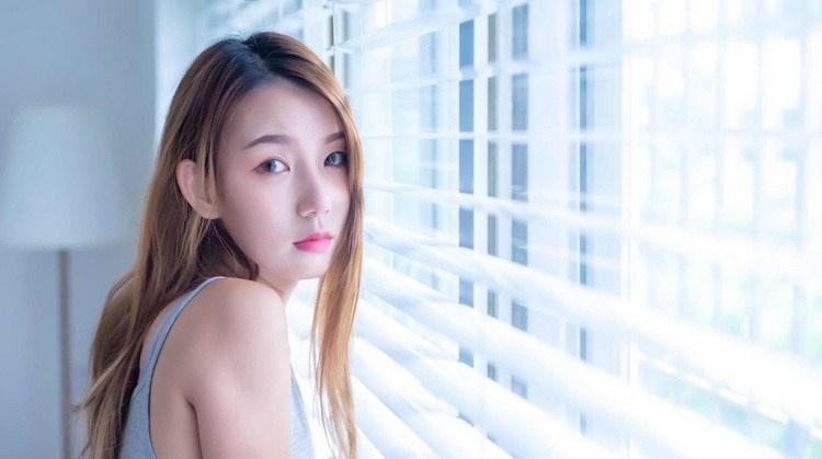 紗窗邊面若桃花清純粉嫩美女圖片