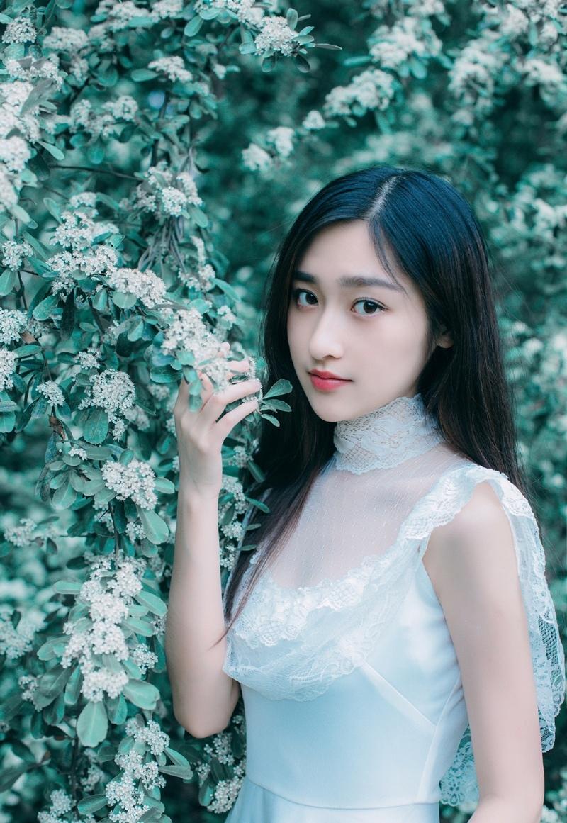 清純美少女戶外清新時尚寫真眼神迷人