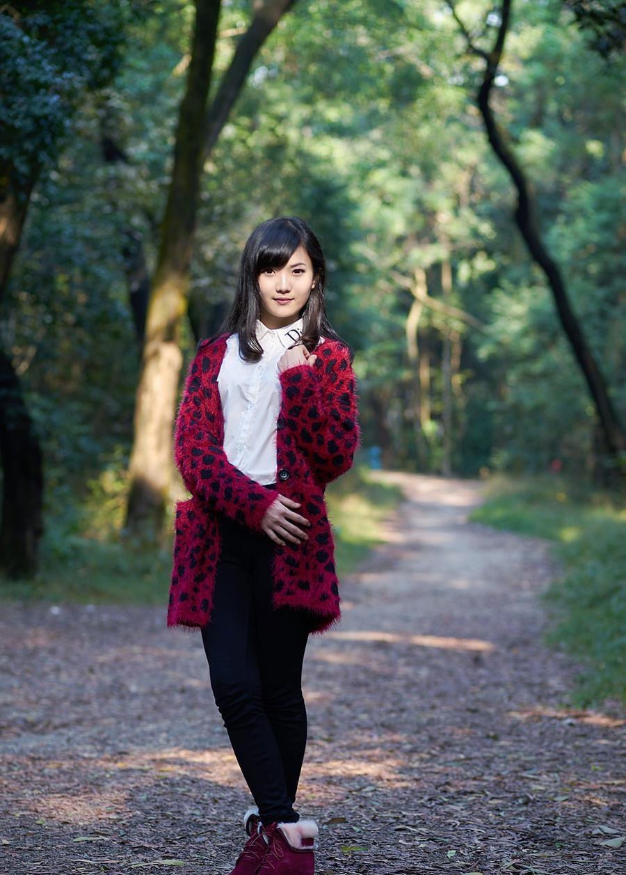 清純的美女森林里的清純唯美時尚寫真