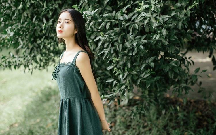 文藝范少女長發飄飄吊帶長裙叢林唯美寫真圖片