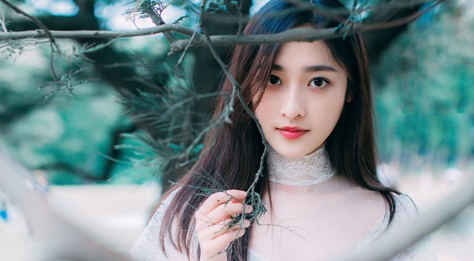 清純美少女戶外清新時尚寫真眼神迷人