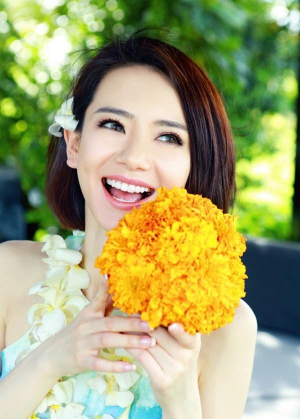 戚薇氣質(zhì)女明星嬌艷如花甜美夏日照