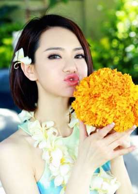 戚薇氣質女明星嬌艷如花甜美夏日照