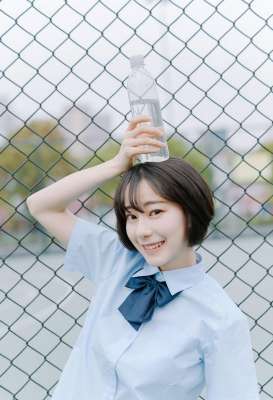 短發少女清純甜美戶外球場寫真圖片