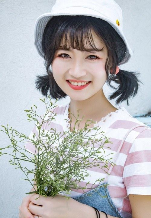 短發圓臉甜美笑容可愛萌妹活力寫真圖片