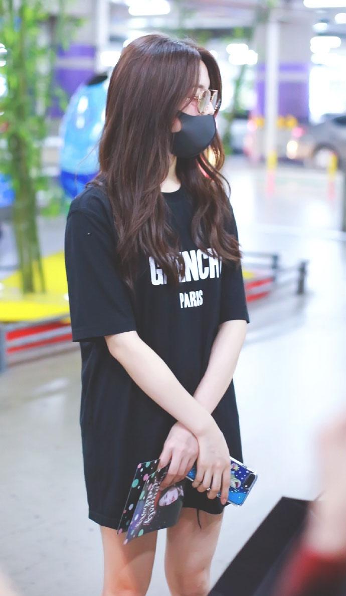 火箭少女101楊超越美腿街拍圖片