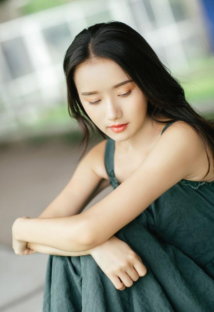 文藝范少女長發飄飄吊帶長裙叢林唯美寫真圖片