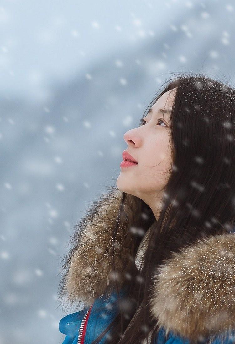 雪天長發(fā)美女鼻尖泛紅美麗動人圖片