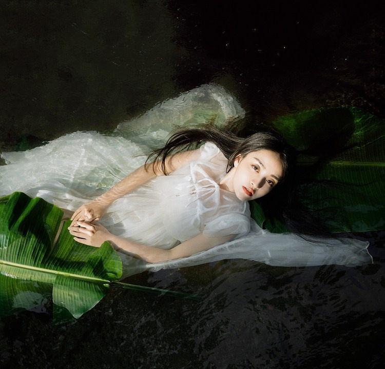 芭蕉葉下治愈系純情迷人美女圖片