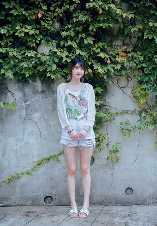 細長腿瘦弱文靜女大學生小清新裝出行照