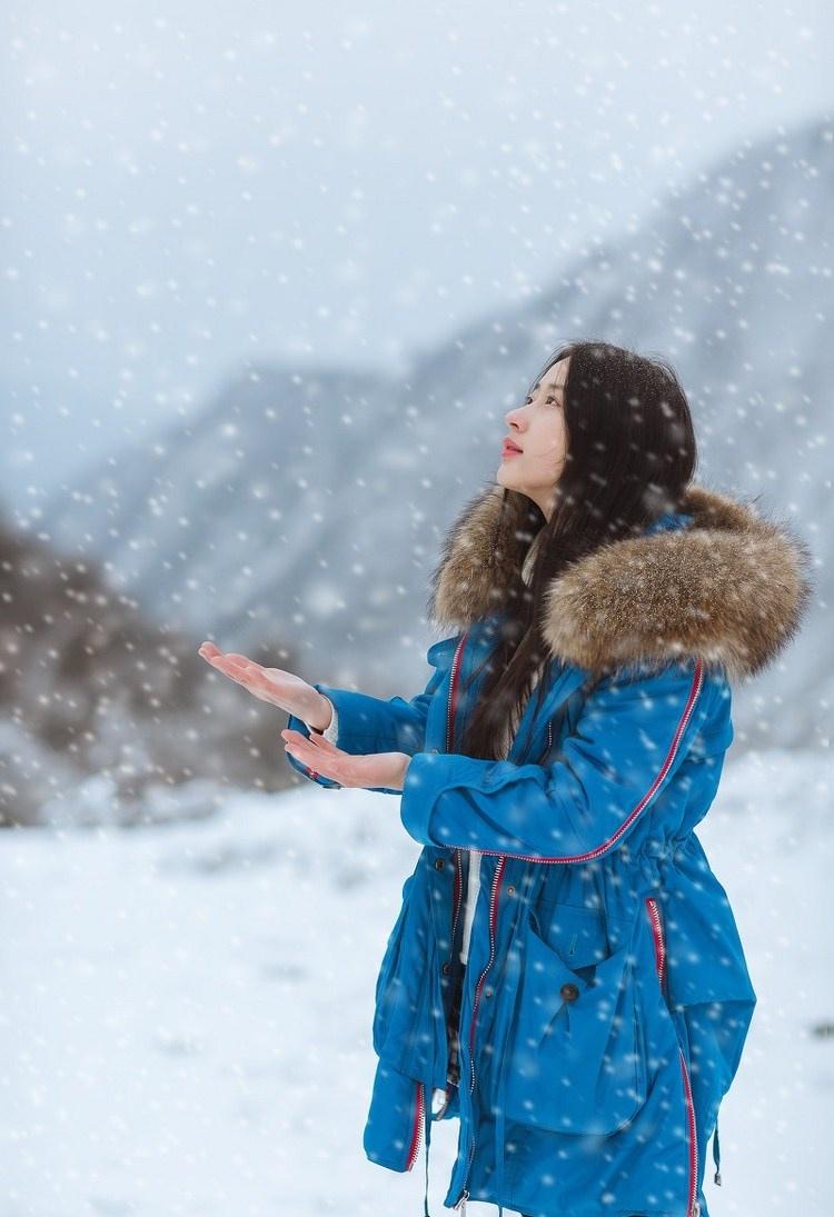 雪天長發(fā)美女鼻尖泛紅美麗動人圖片