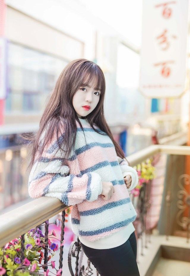 清麗白皙迷人小虎牙女生的下午茶