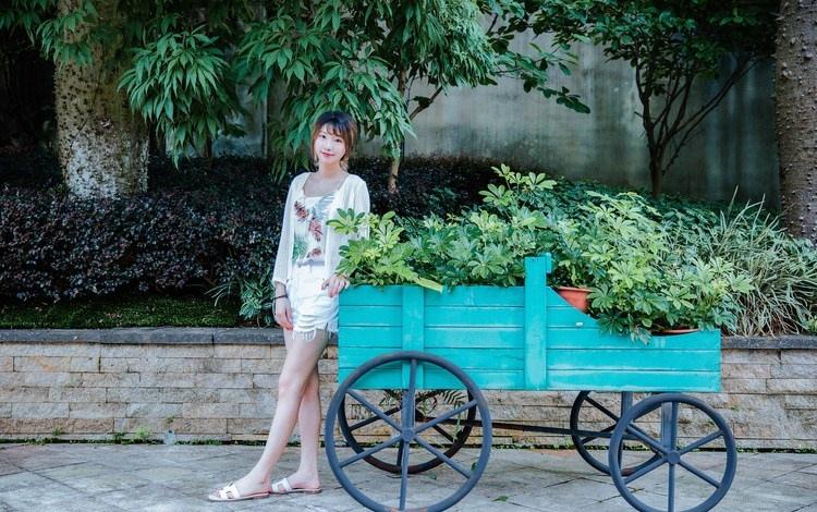 細長腿瘦弱文靜女大學生小清新裝出行照