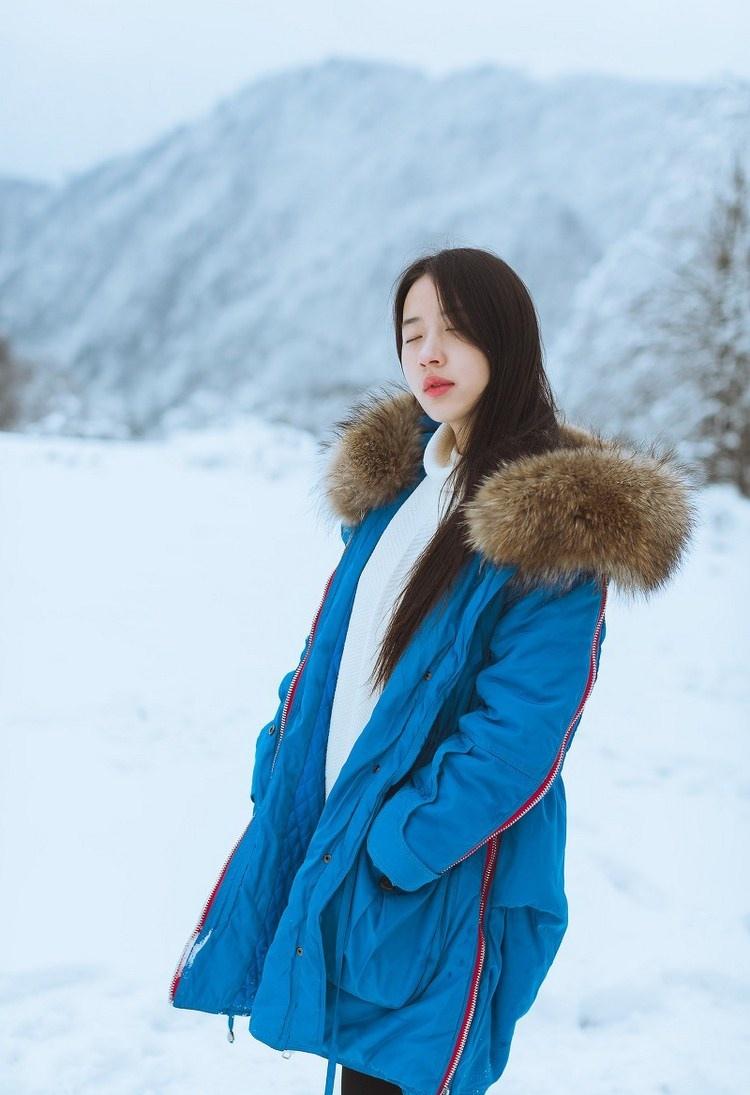 雪天長發(fā)美女鼻尖泛紅美麗動人圖片